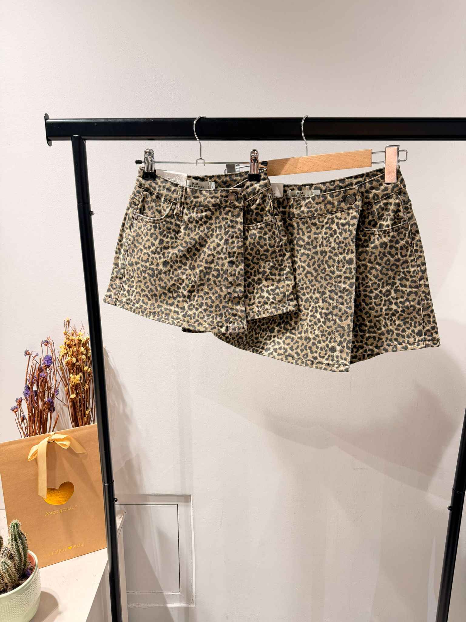 Jupe short en jean motif léopard