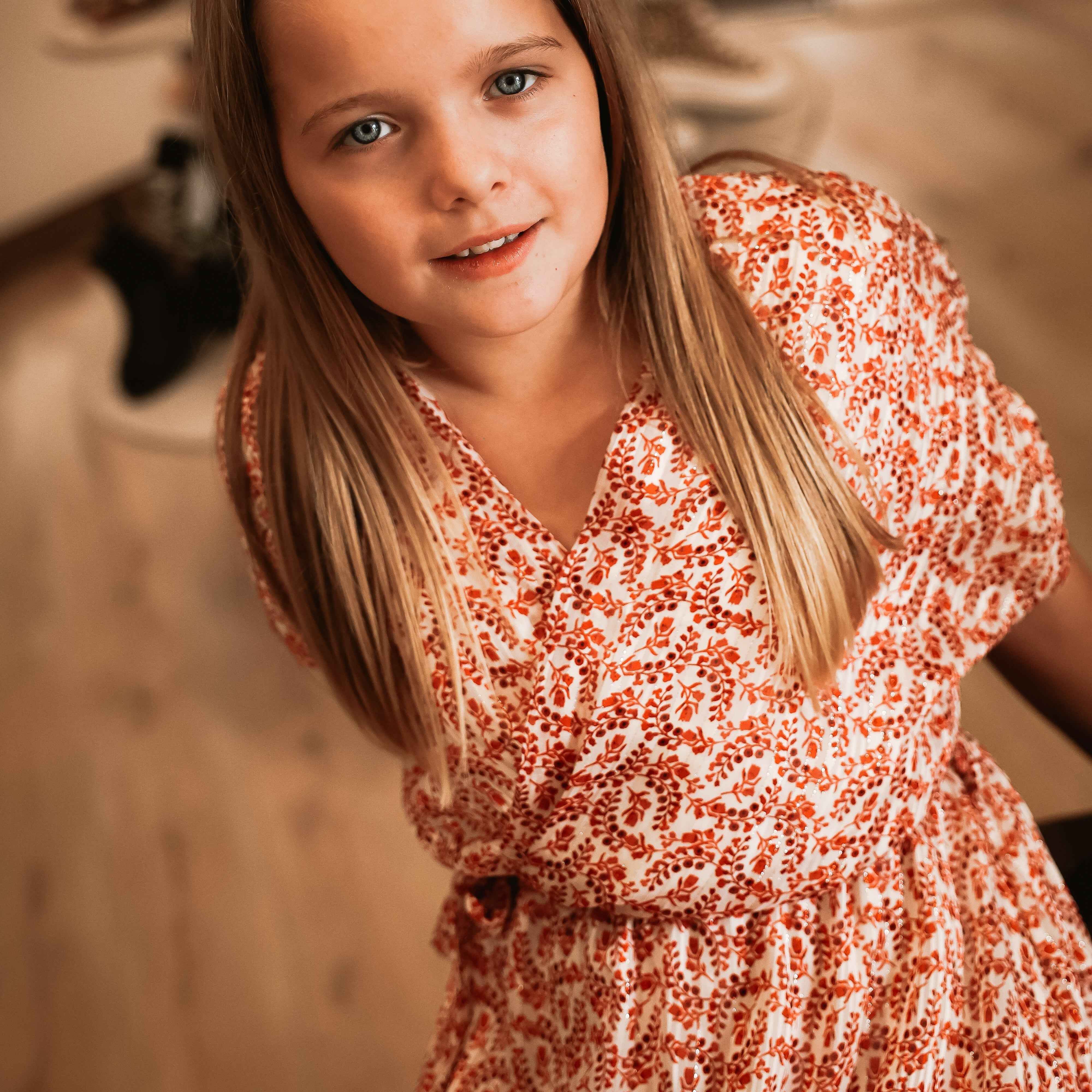 Robe asymétrique liseré argenté fleurie