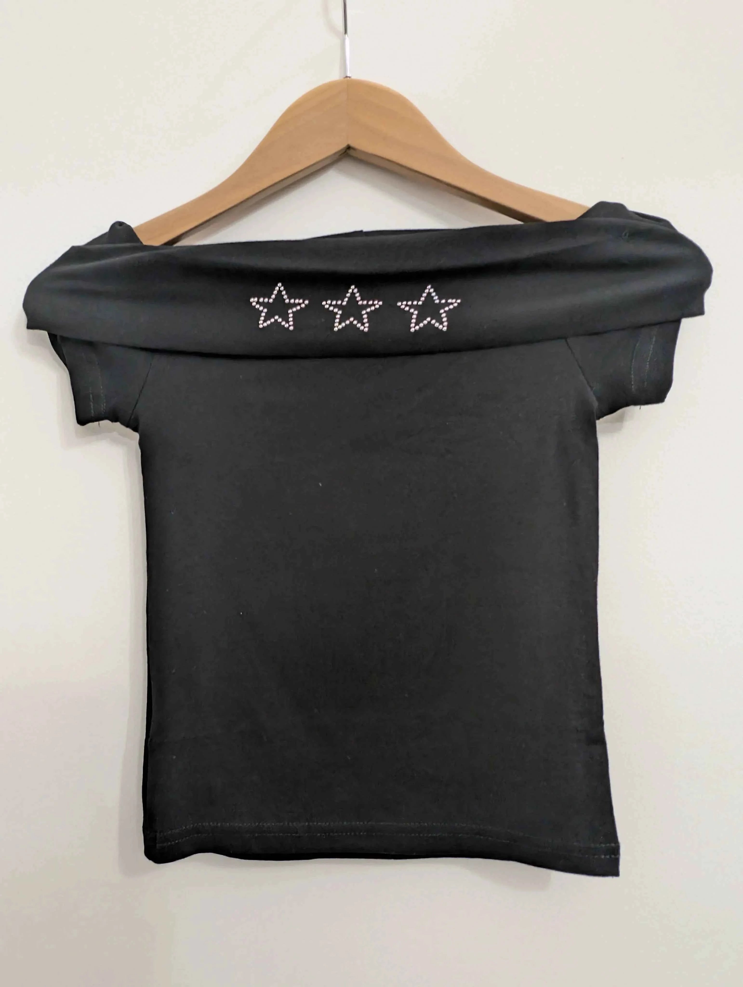 T-shirt noir épaules dégagées étoiles strass