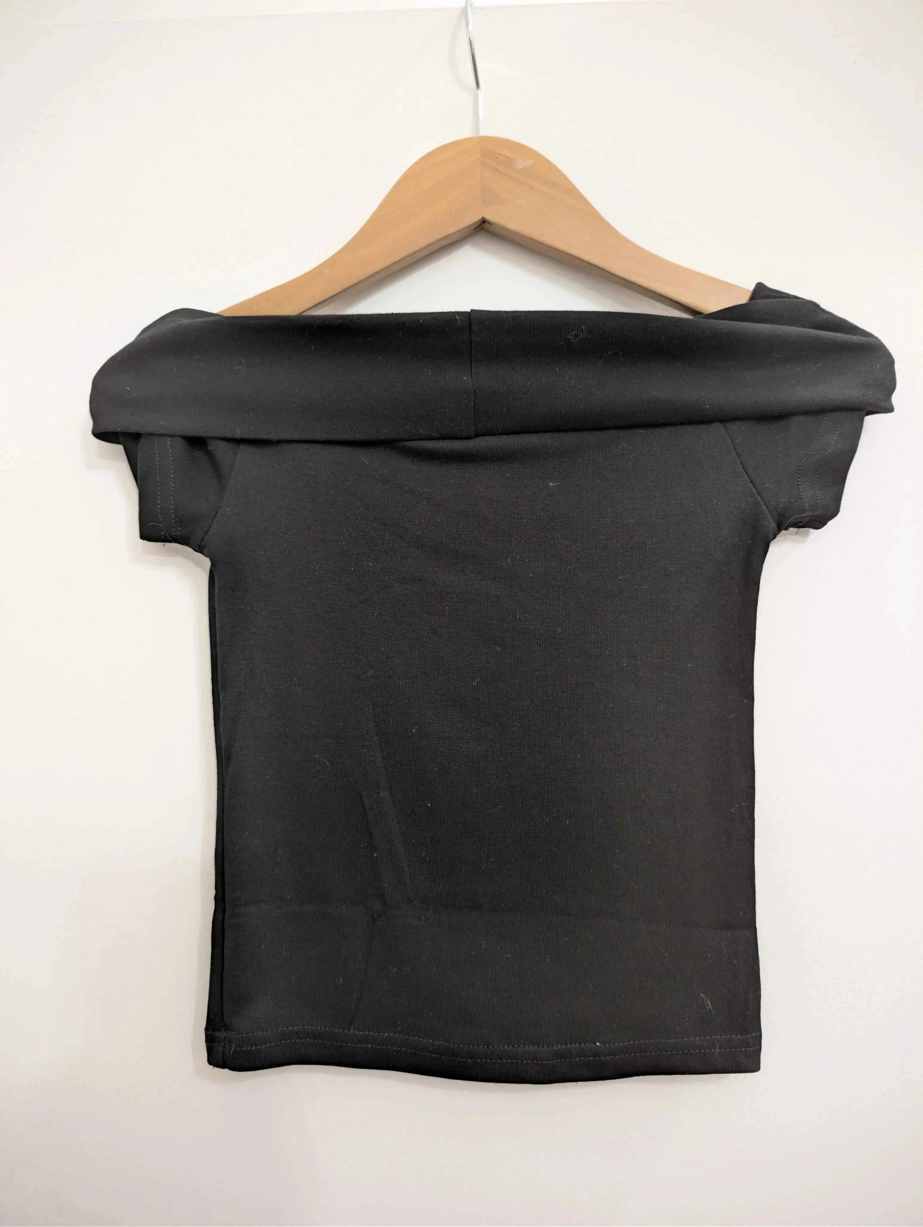 T-shirt noir épaules dégagées étoiles strass