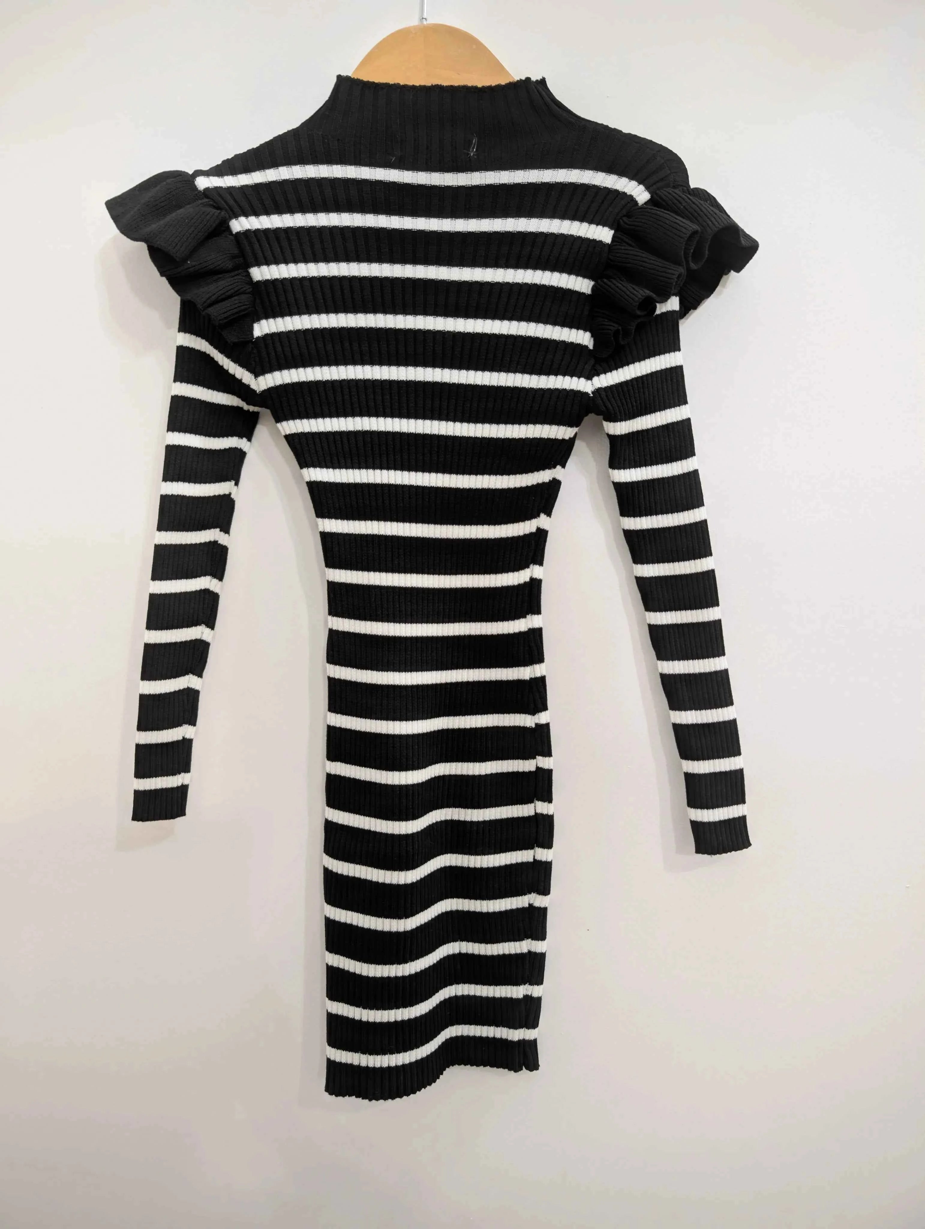 Robe rayée noir et blanche