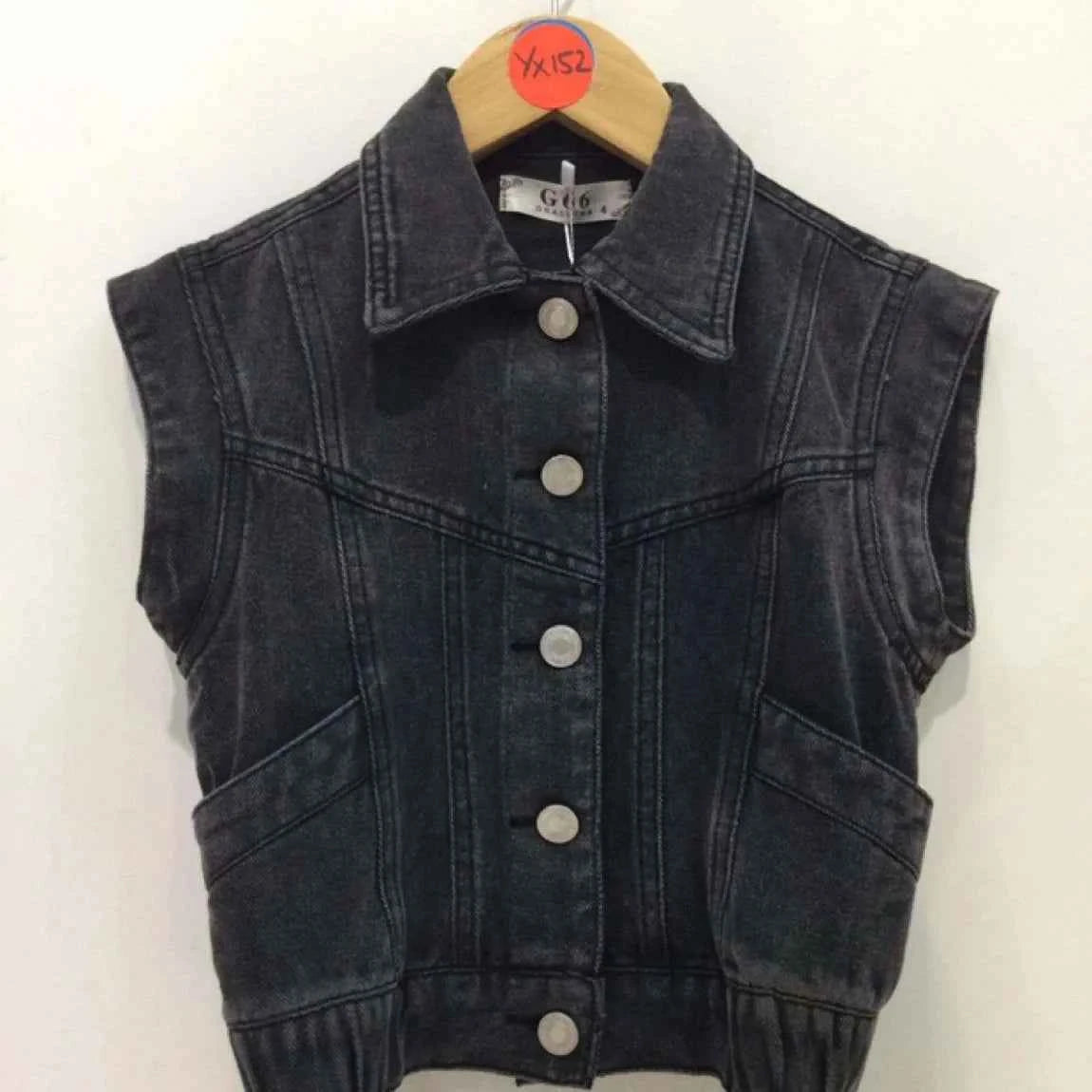 Veste sans manches en jean noir délavé