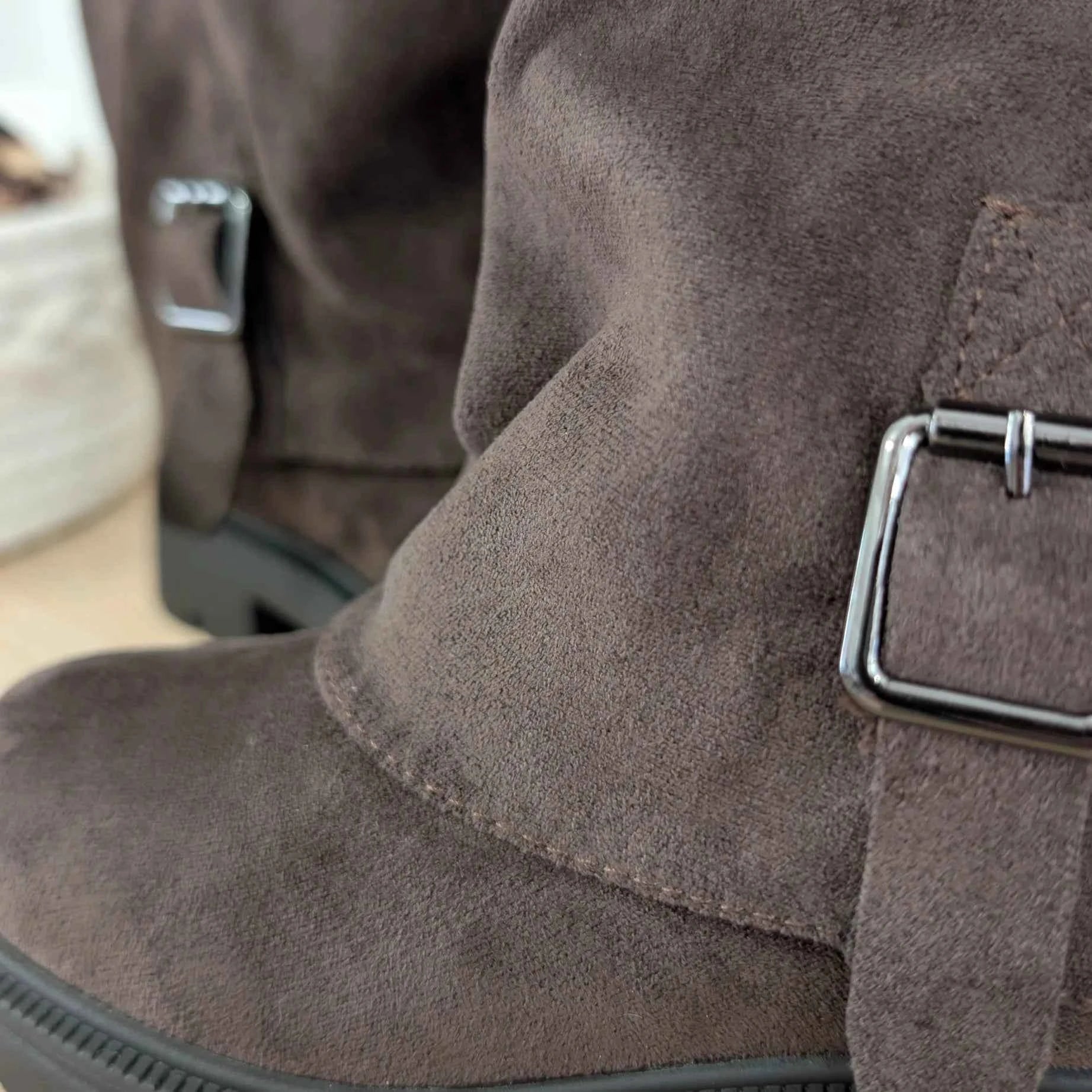 Bottes marrons suédines à boucles