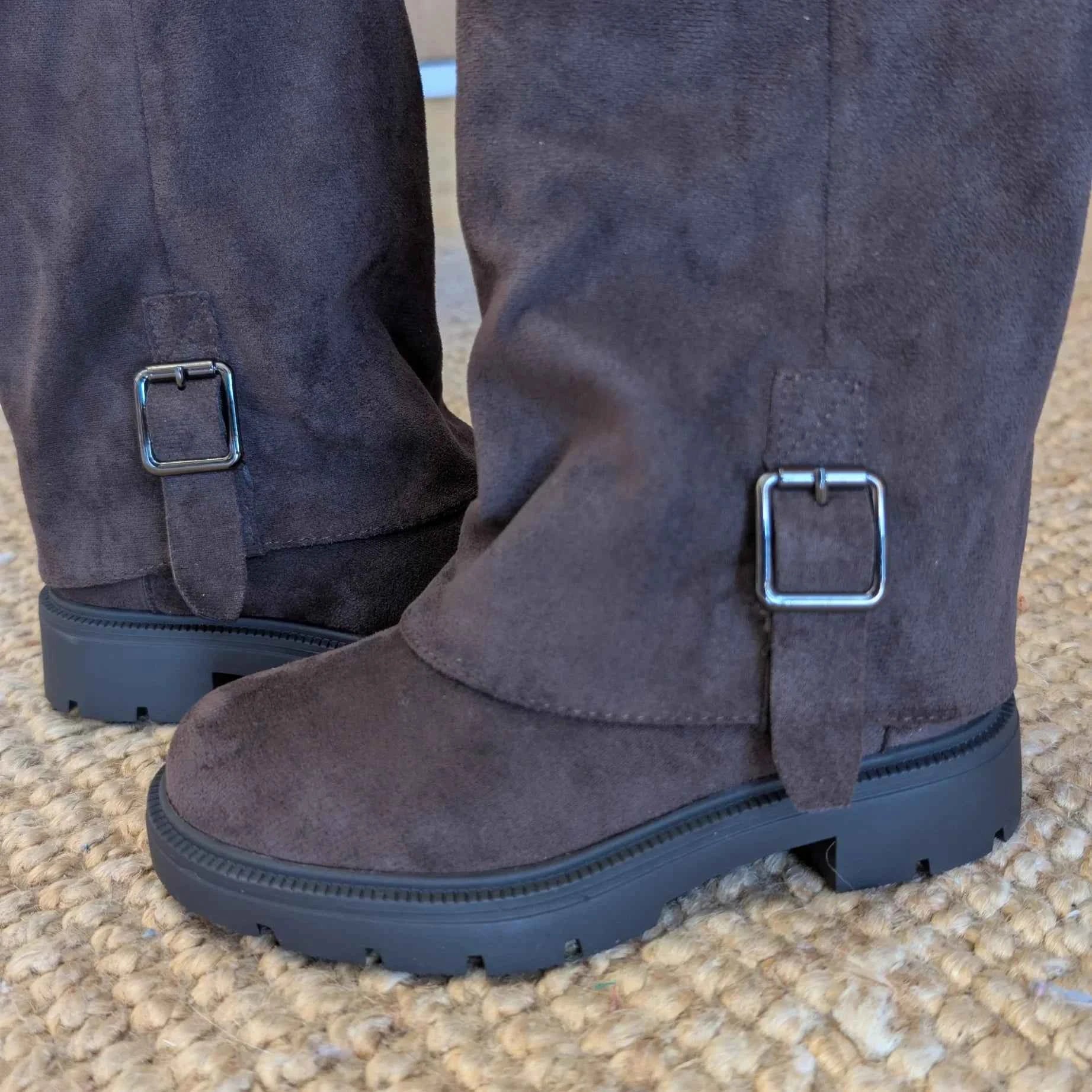 Bottes marrons suédines à boucles