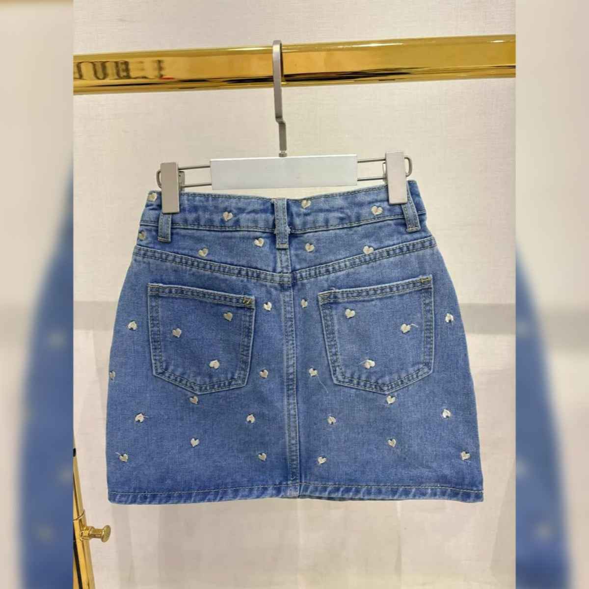 Jupe en jean brodée cœurs détail dentelle