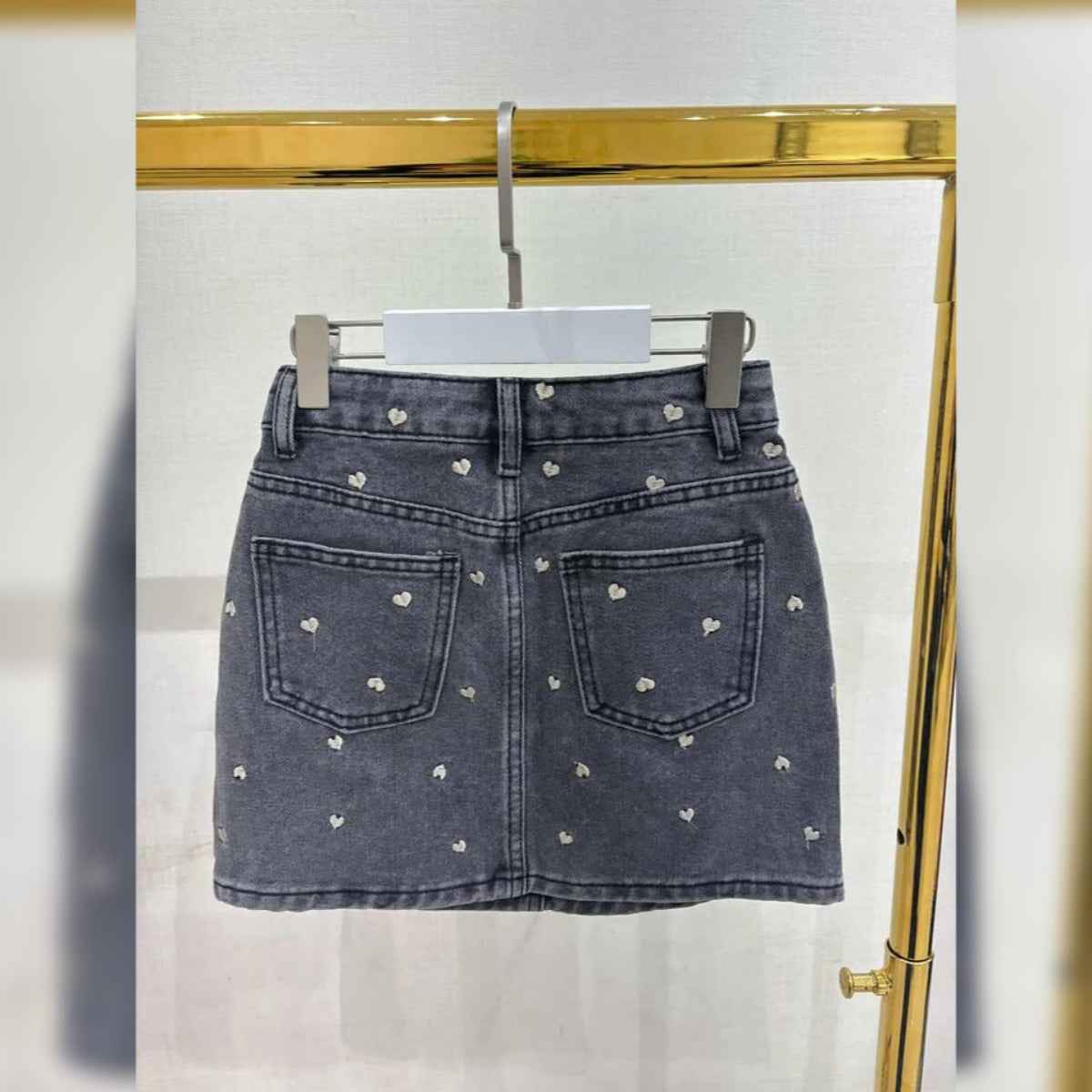 Jupe en jean brodée cœurs détail dentelle