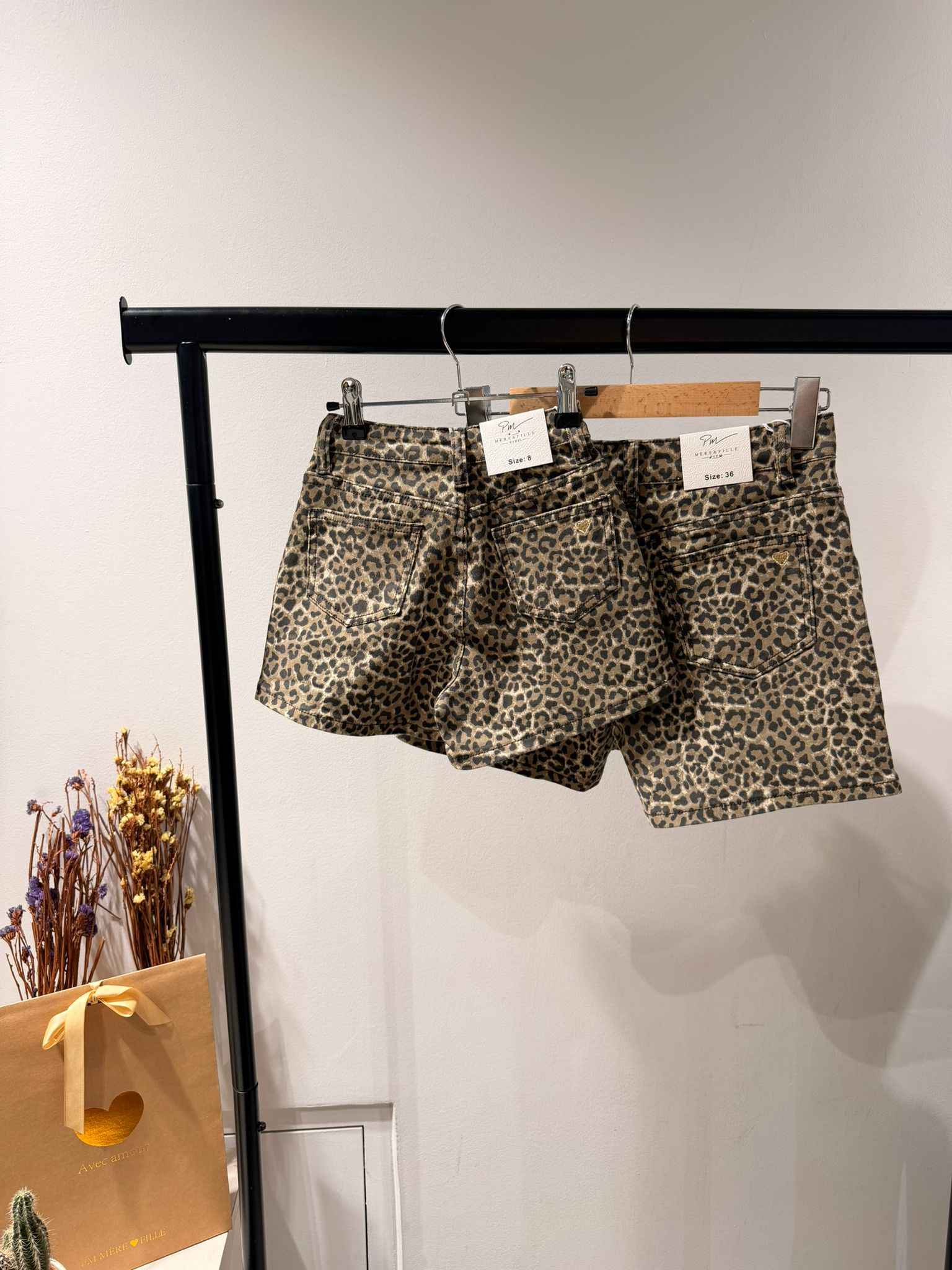 Jupe short en jean motif léopard