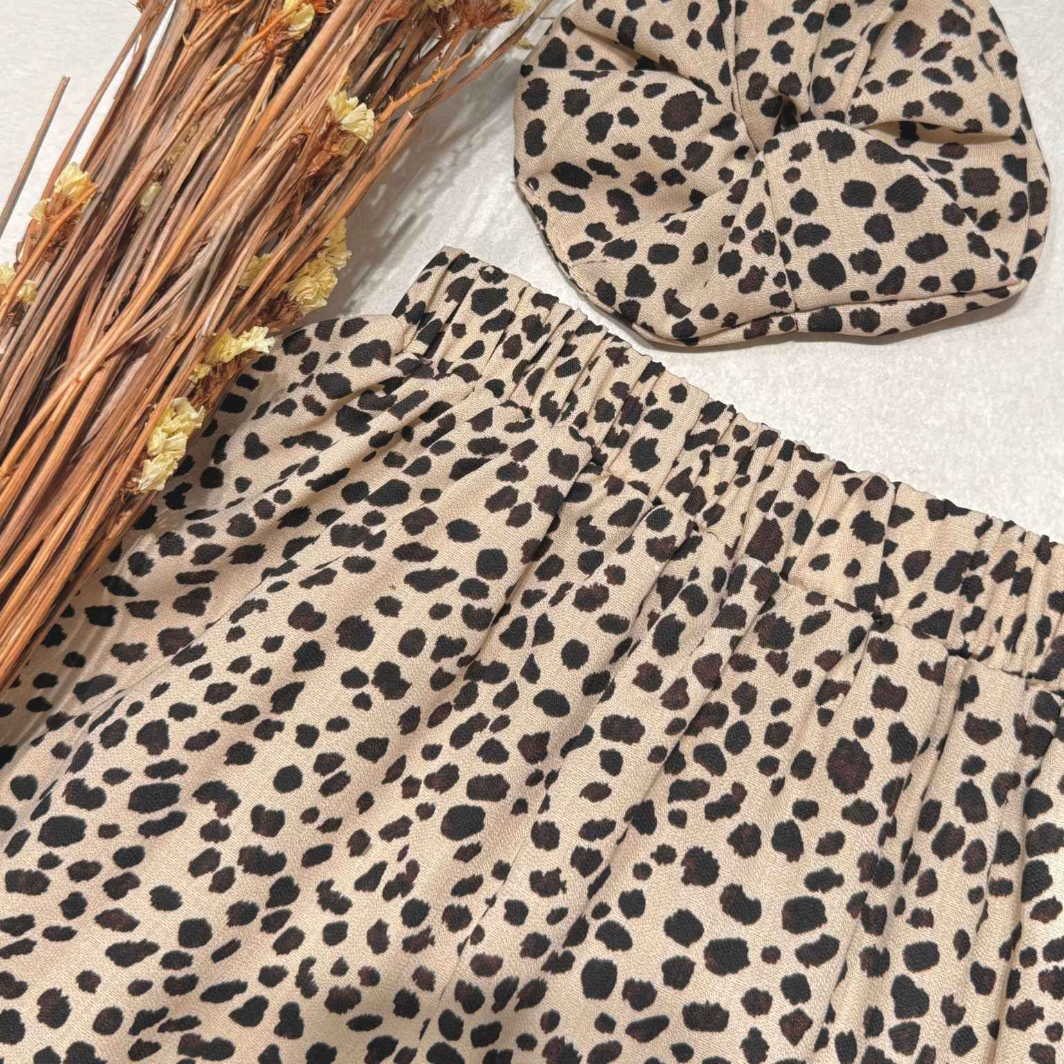 Combo jupe longue motif tacheté + chouchou assorti