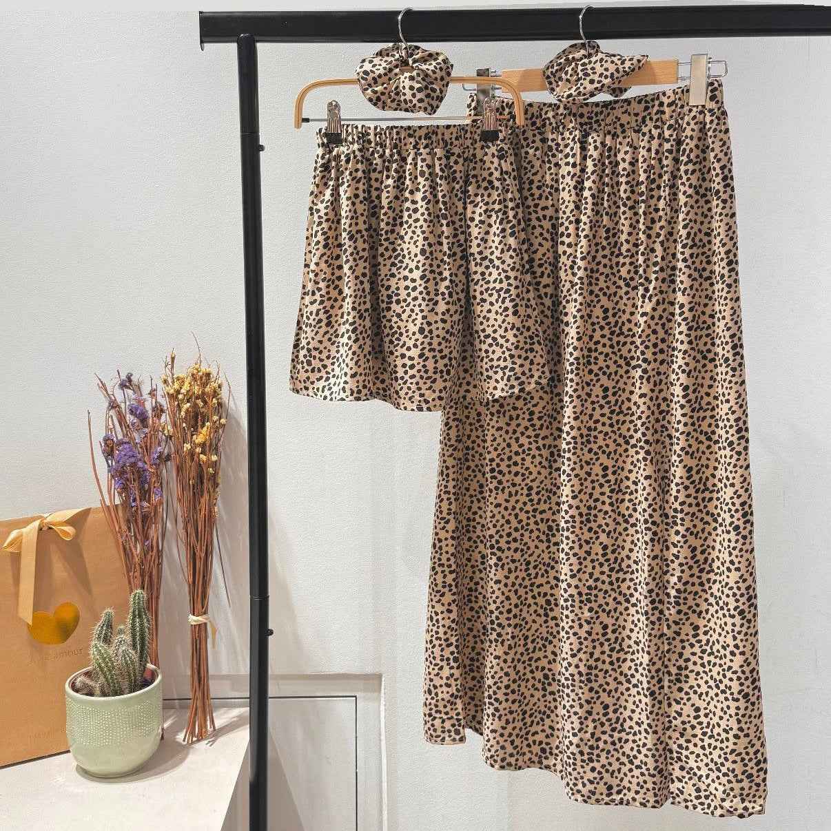 Combo jupe longue motif tacheté + chouchou assorti